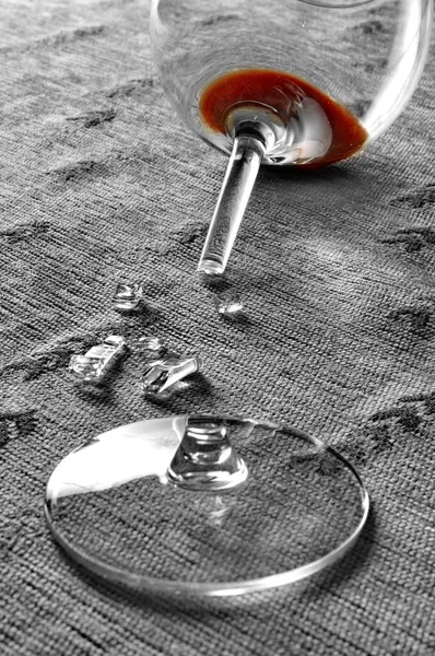 Red wine in broken glass half desaturated — Stock Photo, Image