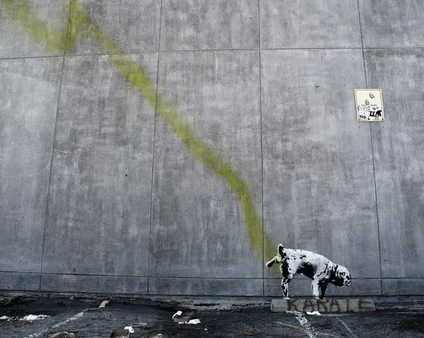 Los angeles, usa - 17. oktober: banksy graffiti an einer wand (pissin — Stockfoto