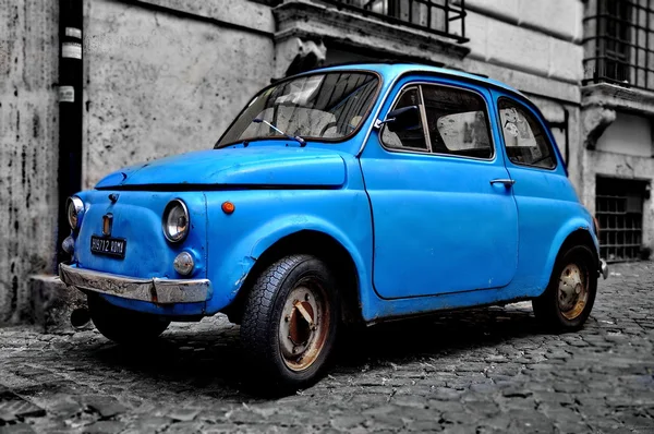 ROME - SEPTEMBER 20: A Fiat 500 on September 20, 2013 in Rome. F — Stock Photo, Image