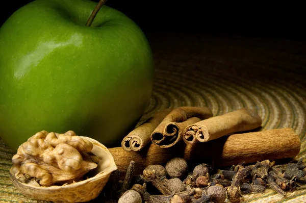 Зеленое яблоко, корица и орех — стоковое фото