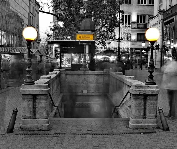 BUDAPEST - 22 DÉCEMBRE : La foule sort de la gare finale — Photo