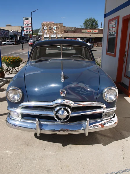 PAGE - SEPTEMBER 22: Classic blue Ford car parking at "Pete's Ga — Stock Photo, Image