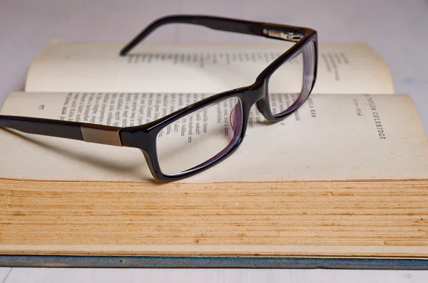 Lezing glas op een oud boek — Stockfoto