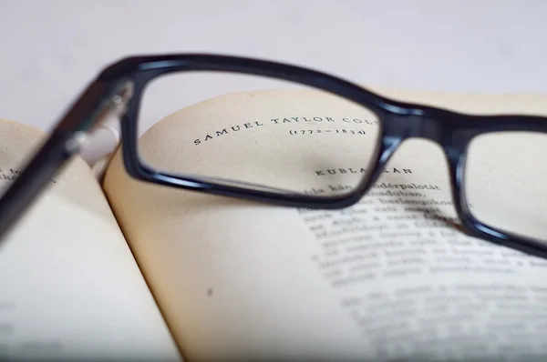 Samuel Taylor texture through glasses — Stock Photo, Image