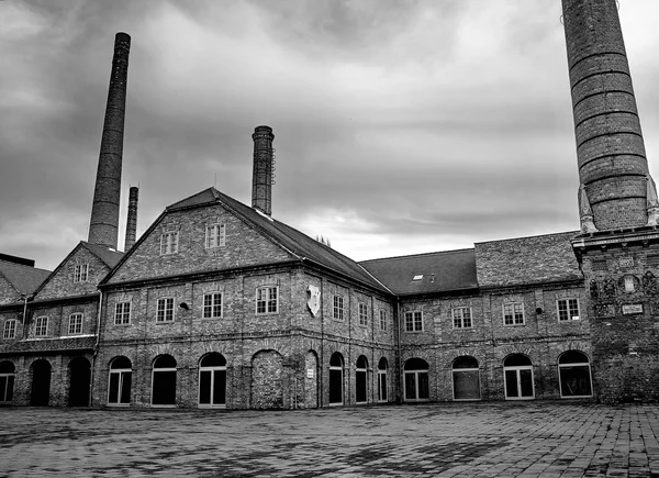 Velha fábrica abandonada — Fotografia de Stock