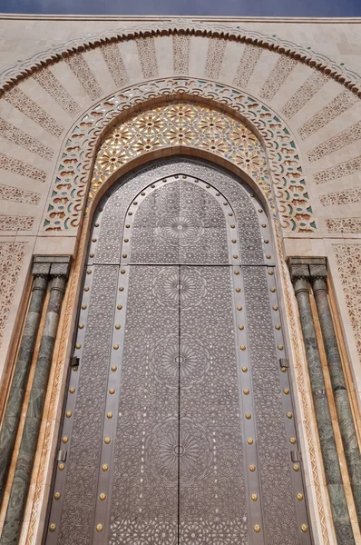 Puertas de la Mezquita Hassan II, situada en Casablanca es la — Foto de Stock