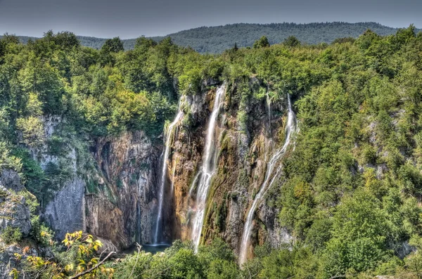 Největší vodopád (veliki pohlavek) u jezera pltvice v Chorvatsku — Stock fotografie