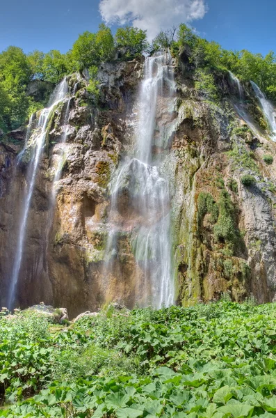 Den bigest vattenfallen (veliki slap) på pltvice sjöar i Kroatien — Stockfoto