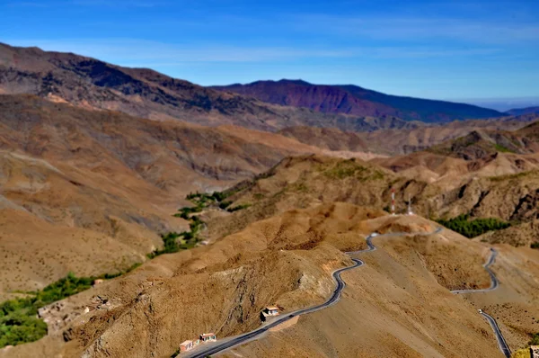 Fas yüksek Atlas dağlarında kıvırcık yol — Stok fotoğraf