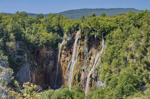 Den bigest vattenfallen (veliki slap) på pltvice sjöar i Kroatien — Stockfoto