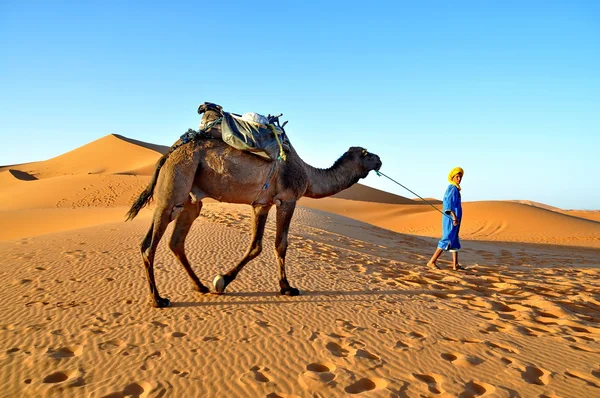 MERZOUGA DESERT - 01 DE OCTUBRE: Hombre en traje bereber tradicional le — Foto de Stock