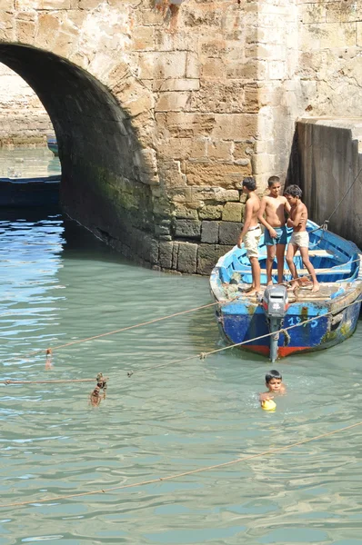 ESSAOUIRA - 29 DE SEPTIEMBRE: Los niños se bañan en el canal. Ess — Foto de Stock