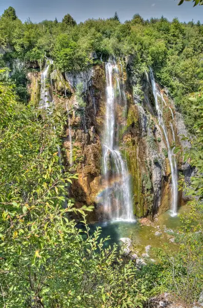 Den bigest vattenfallen (veliki slap) på pltvice sjöar i Kroatien — Stockfoto