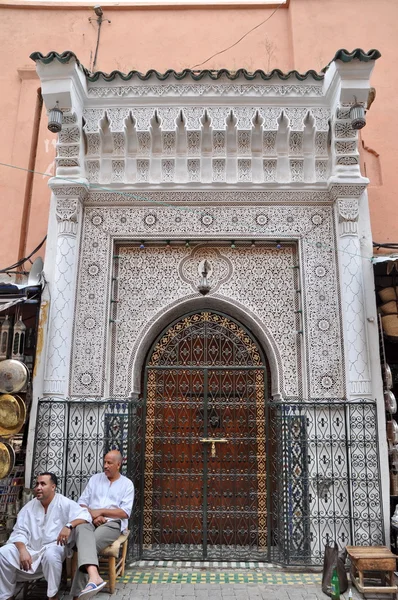 MARRAKECH - SEPTEMBER 23: Local people sitting at a beautiful ha — Stock Photo, Image