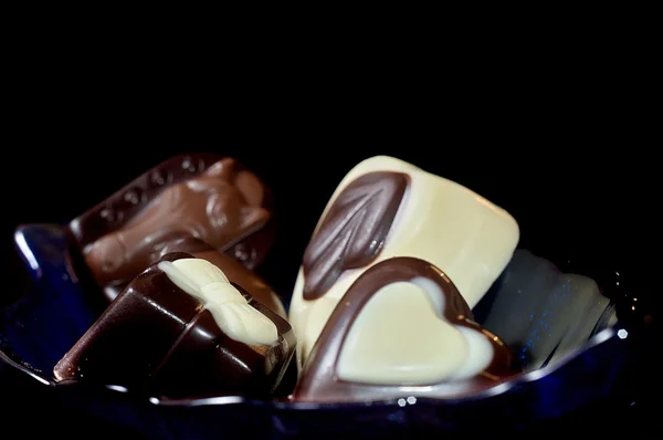 Chocolate em um prato azul — Fotografia de Stock