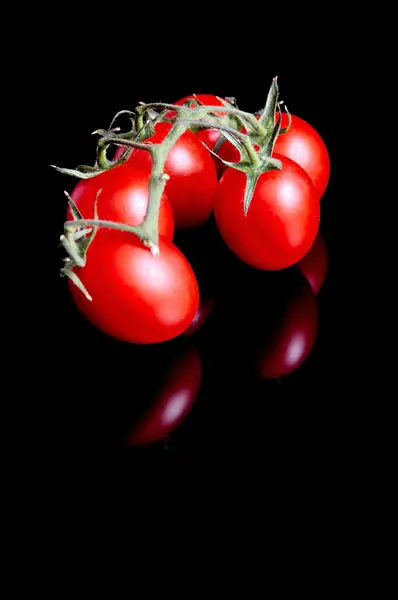 Tomaten auf schwarz — Stockfoto