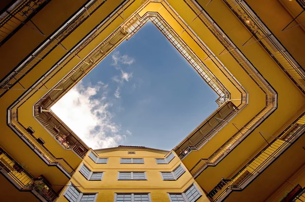 Leveles žluté budovy — Stock fotografie