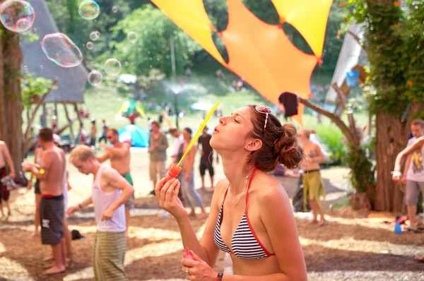 OZORA, HUNGRÍA - 01 DE AGOSTO: Chica soplando burbujas en Ozora Festiva — Foto de Stock