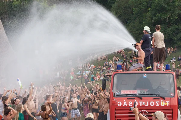 OZORA, HUNGRÍA - 01 DE AGOSTO: El departamento de bomberos rocía agua sobre la multitud —  Fotos de Stock