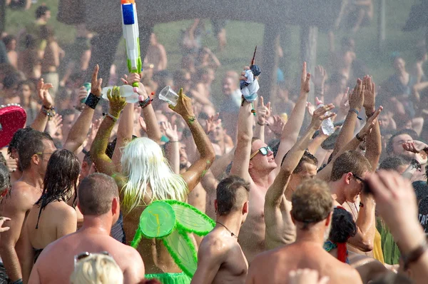 OZORA, HUNGARY - AUGUST 01: People dancing on Ozora Festival, on — Stock Photo, Image