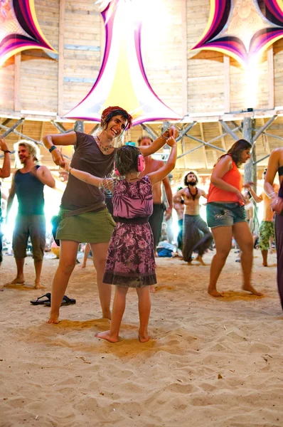 OZORA, HUNGARY - AUGUST 01: Woman and little girl dancing on Ozo — Stock Photo, Image