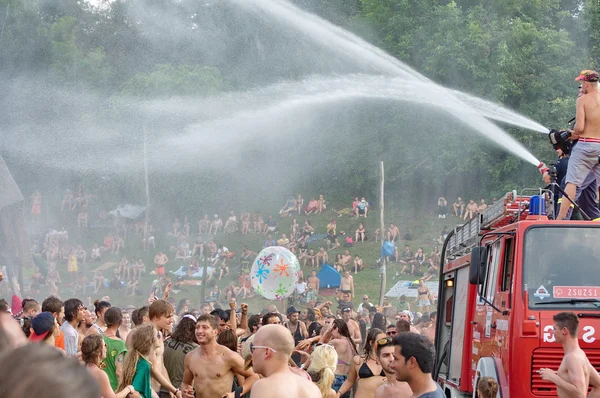 OZORA, HUNGRIA - AGOSTO 01: Bombeiros pulverizam água na multidão Fotografia De Stock