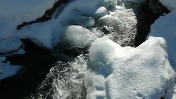 Водный поток зимой, воздушный беспилотник сверху вниз — стоковое видео