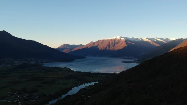 Luchtfoto van het Gardameer, Italië, besneeuwde bergen op de achtergrond — Stockvideo