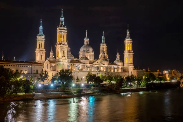 Basilica of Our Lady of the Pillar and Ebor River in the Evening, Zaragoza, Aragon, Spain, Europe — Fotografia de Stock