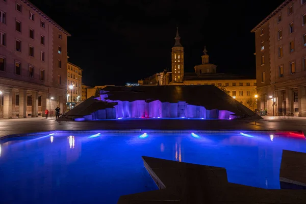 Španělská fontána Fuente de la Hispanidad v centru Zaragoza, večerní světla, Aragon, Španělsko — Stock fotografie