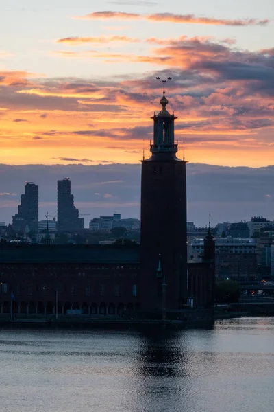 Puesta Sol Naranja Detrás Torre Del Ayuntamiento Estocolmo Suecia — Foto de Stock