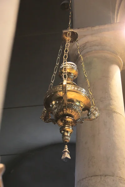 Gyllene ljusstake i kyrkan santa maria maddalena i de — Stockfoto