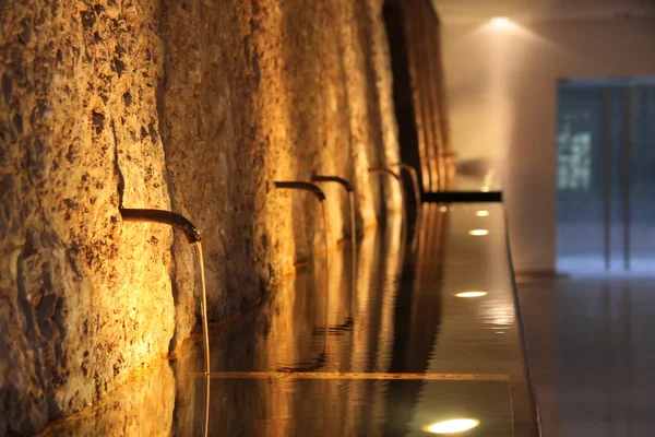 Fontaine la nuit, éclairée dans l'atmosphère — Photo