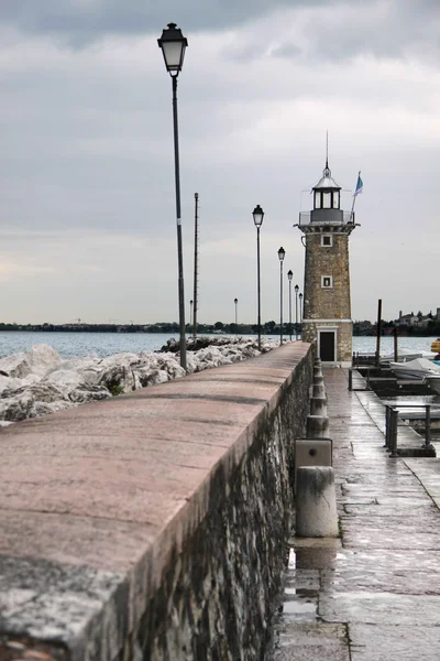 Molo w miejscowości desenzano nad jeziorem garda na burzliwy dzień — Zdjęcie stockowe