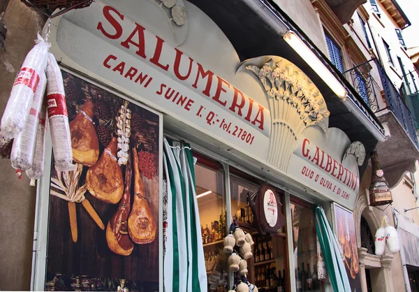 Historyczne salumeria z włoskiej mięsne specjały w Weronie — Zdjęcie stockowe