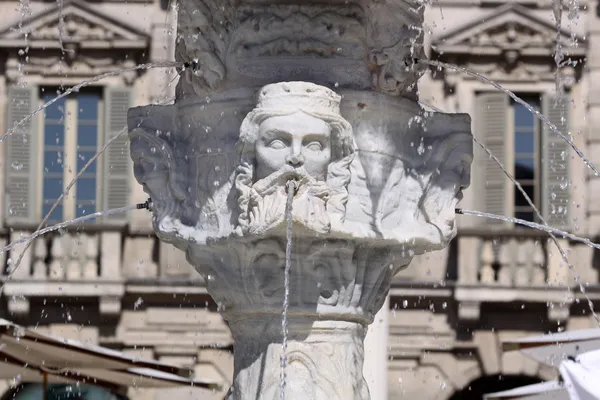 Древний фонтан на площади Пьяцца делле Эрбе в Вероне — стоковое фото