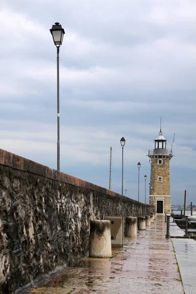 Pier em Desenzano no Lago de Garda em um dia tempestuoso — Fotografia de Stock