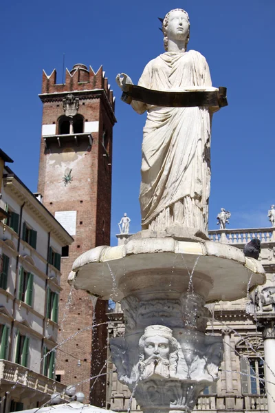 Antica fontana con Madonna Verona — Foto Stock