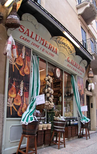 Verona, İtalyan eti spesiyaliteleri ile tarihsel salumeria — Stok fotoğraf