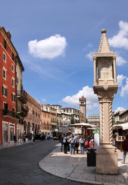 Vecchia colonna di mercato a Verona — Foto Stock