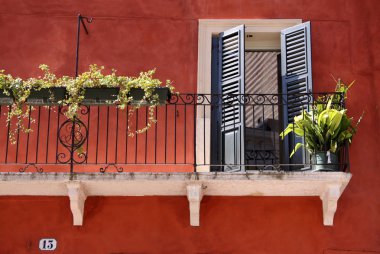 Verona eski şehir renkli balkon