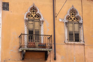 Verona eski şehrin dar balkon
