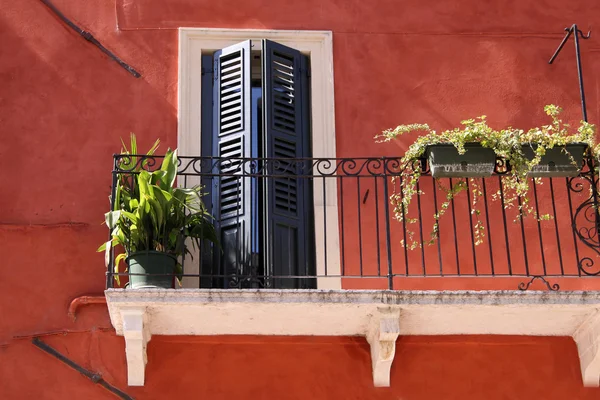 Kleurrijke balkon in de oude stad in verona — Stockfoto