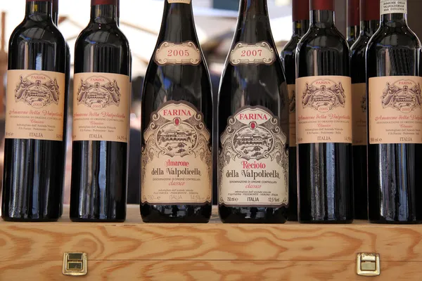 Regionale weine valpolicella an einem marktstand in verona — Stockfoto