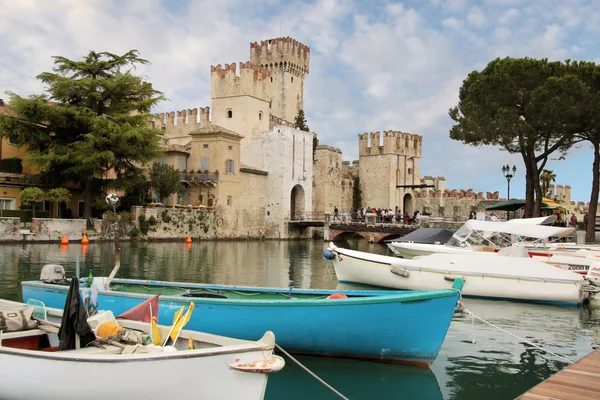 Porto e fortezza di Sirmione sul Lago di Garda — Foto Stock