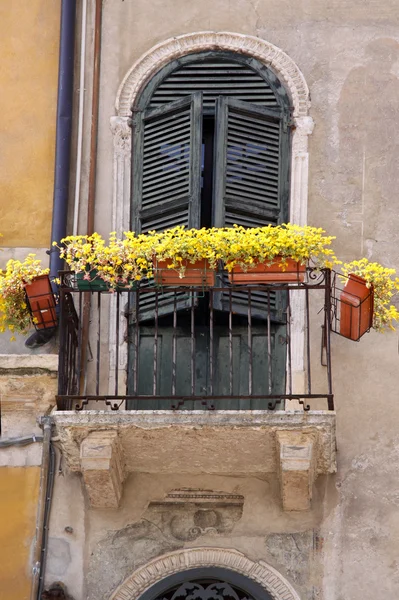 Balcón con decoración de flores en el casco antiguo de Verona —  Fotos de Stock
