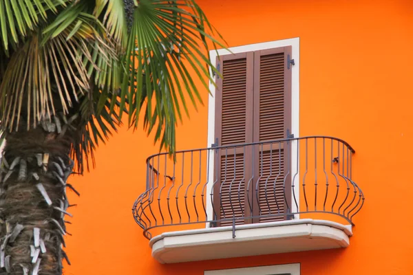 Balkongen i ett hus med en orange fasad — Stockfoto