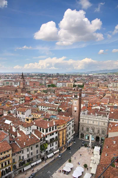 Blick über die Piazza delle erbe in Verona — Stockfoto