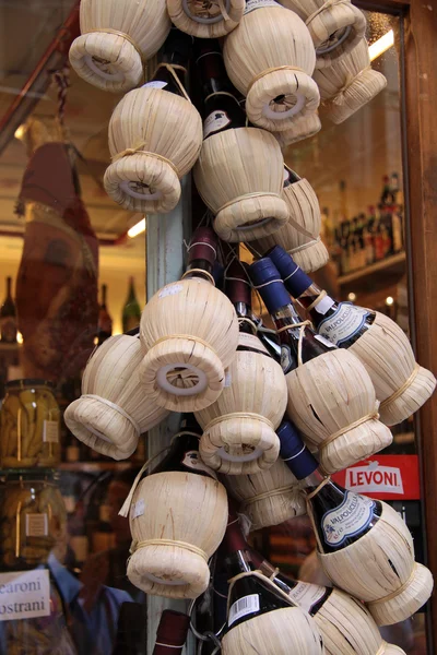 Traditionally carboys with Italian red wine in Verona — Stock Photo, Image