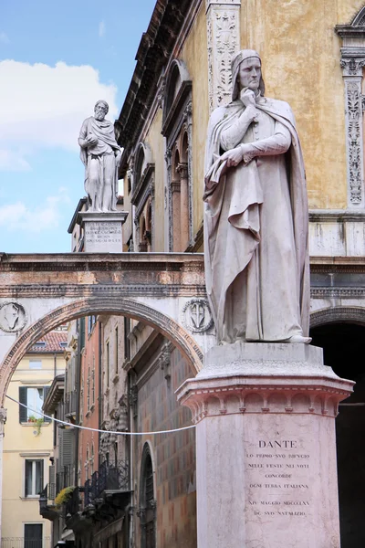 Piazza dei Signori, с памятником Данте в Вероне — стоковое фото